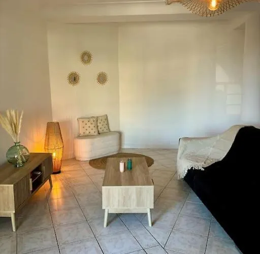 Vue à Deux Pas De La *