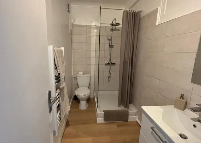 Vue à Deux Pas De La *